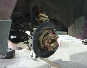 процесс замены тормозных дисков на автомобиле nissan